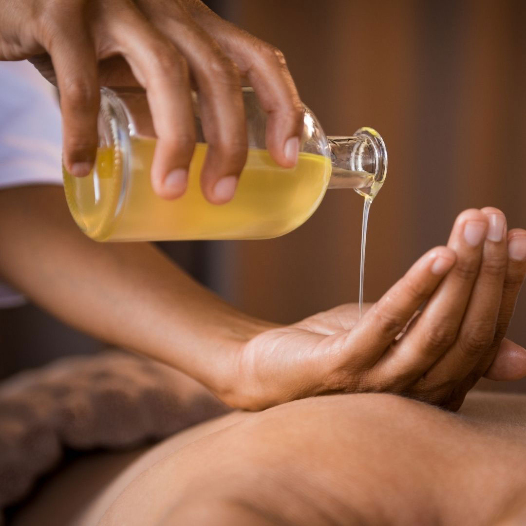 differenza tra olio da massaggio e olio essenziale per essere un massaggiatore capace e di successo Nazionale® Scuola di Massaggio
